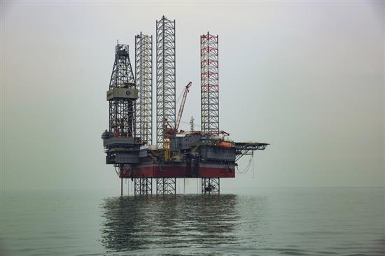 钻井平台在海上实施钻探作业。